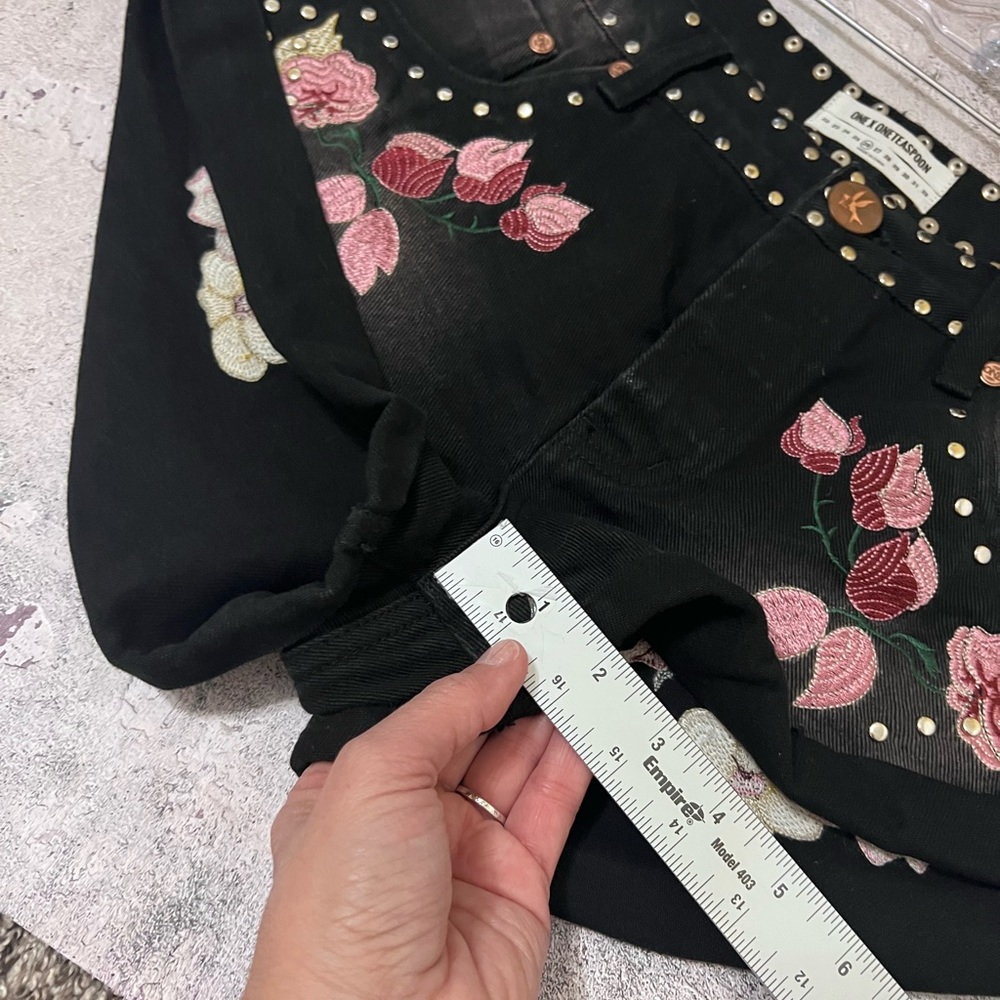One Teaspoon Bandits Low Rise Relaxed Black Denim Floral Embroidered Shorts 26 - Picture 8 of 11